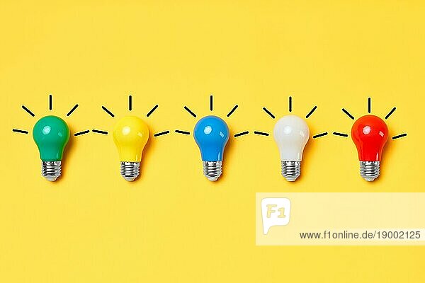 Kreatives Layout mit mehrfarbigen Glühbirnen auf gelbem Hintergrund. Ideensymbol  geschäftliche Kreativität  Inspiration und Motivation für den Erfolg