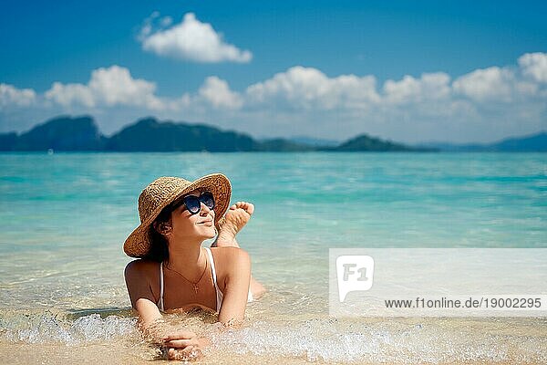 Porträt einer sinnlichen jungen Frau im weißen Bikini genießt warmen tropischen Ozean Wasser mit Kopie Raum. Sommerurlaub Konzept  Reiseziel