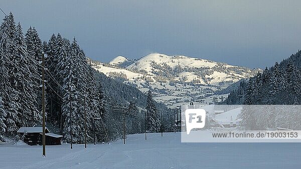 Frühmorgens an einem Wintertag  Szene bei Gstaad