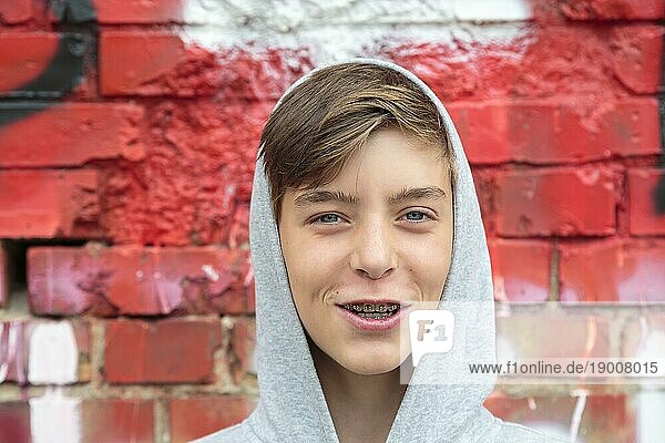 Porträt eines lächelnden Jungen mit Zahnspange