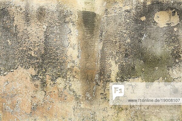 Alte  schmutzige  verputzte Wand mit abblätternder Farbe