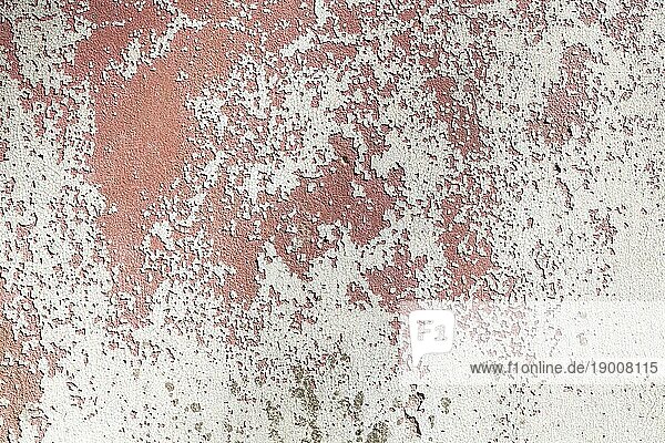 Alte  schmutzige  verputzte Wand mit abblätternder Farbe