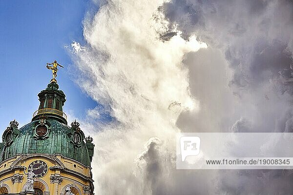 HDR Detailaufnahme von Schloss Charlottenburg Berlin mit dramatischem Himmel