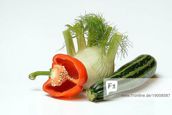 Gemüse  Fenchel  halbierte rote Paprika  Zucchini