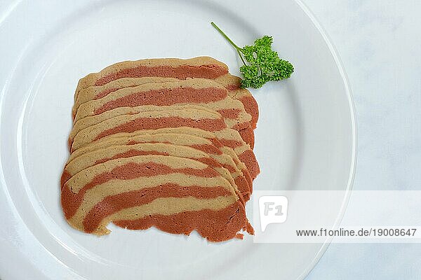 Künstlicher Speck als Fleischimitat  Speck-Imitat auf Teller  Fleischersatzprodukt