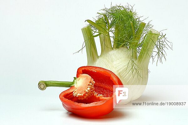 Frisches Gemüse  Fenchel  halbierte rote Paprika