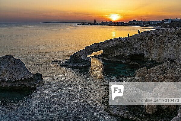 Die natürliche Felsenbrücke Love Bridge im Sonnenuntergang  Agia Napa  Zypern  Europa