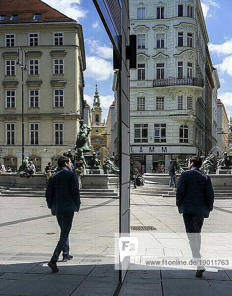 Fußgänger spiegeln sich in einer Schaufensterscheibe  Kärntner Straße am Donnerbrunnen  Wien  Österreich  Europa
