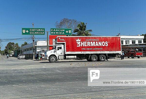 Fahrzeuge Straßenverkehr auf der Autobahn 307  Bacalar  Quintana Roo  Mexiko  Zapaterias 3 Hermanos Lkw vorbei Straßenschild  Mittelamerika