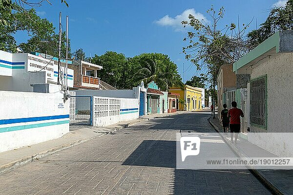 Ruhige Straßenszene im Zentrum der kleinen Küstensiedlung Celestun am Golf von Mexiko  Yucatan  Mexiko  Mittelamerika