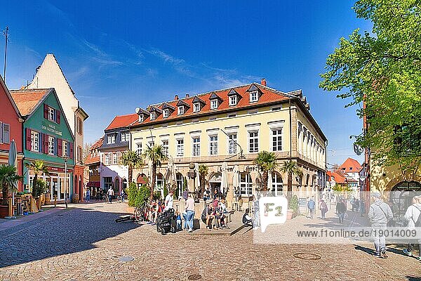 Römerplatz im historischen Stadtzentrum der Kurstadt an einem sonnigen Tag  Bad Dürkheim  Deutschland  Europa
