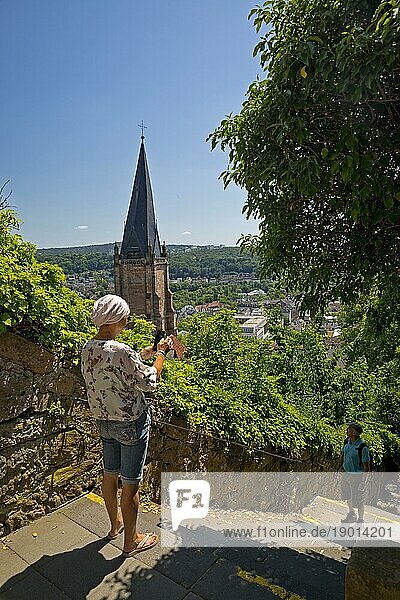 Erhöhter Blick vom Schlossberg auf den Kirchturm von St. Marien und die steile Treppe in die Stadt  Marburg an der Lahn  Hessen  Deutschland  Europa
