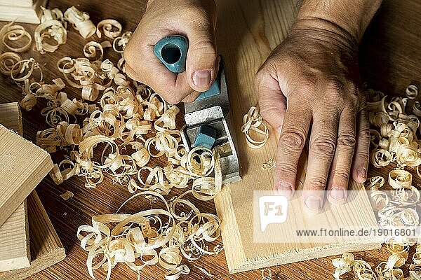 Zimmermann arbeitet Holz umgeben von Sägemehl. Auflösung und hohe Qualität schönes Foto