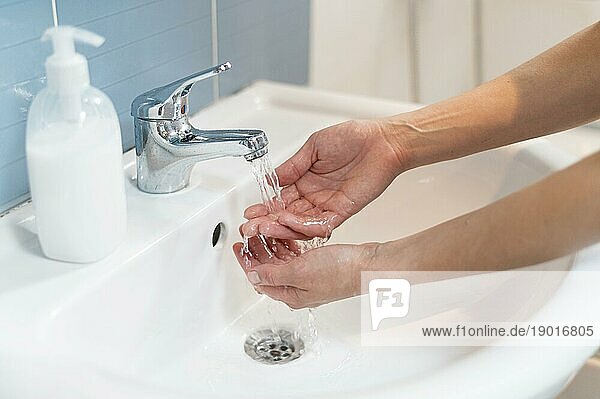 Person wäscht Hände mit Seife 2. Auflösung und hohe Qualität schönes Foto