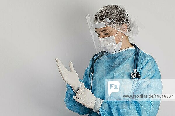 Junger Arzt mit chirurgischen Handschuhen. Foto mit hoher Auflösung