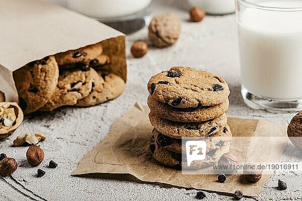 Leckere Kekse mit Glas Milch. Auflösung und hohe Qualität schönes Foto