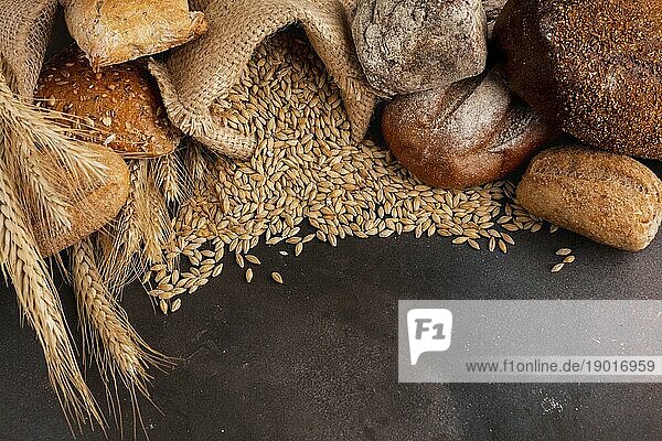 Hohe Winkel Weizensamen verschütten aus Jutesack. Auflösung und hohe Qualität schönes Foto