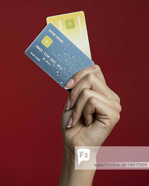 Frau hält ihre Kreditkarten in Großaufnahme. Auflösung und hohe Qualität schönes Foto