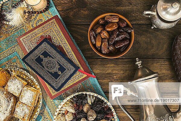 Arabische Desserts in der Nähe von Büchern. Auflösung und hohe Qualität schönes Foto