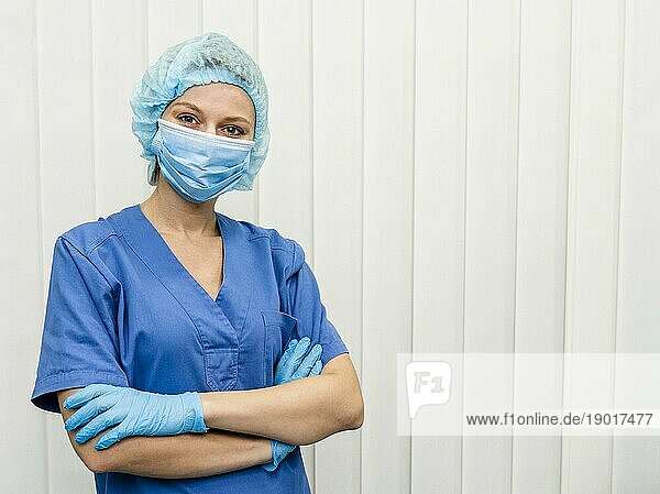 Ärztin im Krankenhaus mit Maske. Schönes Foto