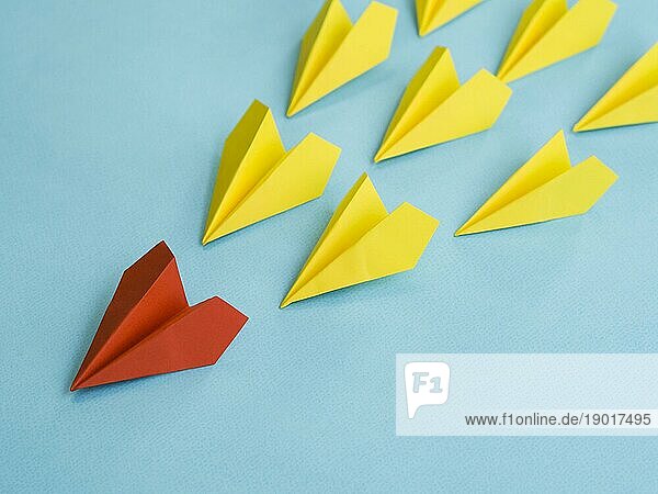Hohe Winkel bunte Papierflugzeuge. Auflösung und hohe Qualität schönes Foto