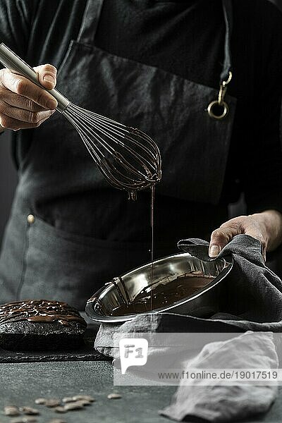 Konditorin bereitet Schokoladenkuchen vor. Foto mit hoher Auflösung