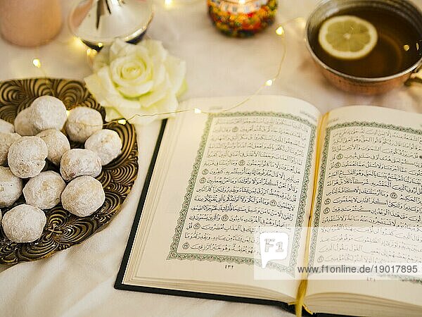 Ansicht von oben Koran mit Tee Gebäck. Auflösung und hohe Qualität schönes Foto
