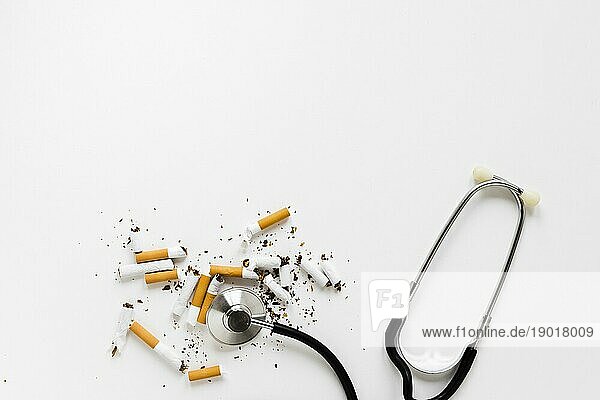 Draufsicht Stethoskop mit Zigaretten. Schönes Foto