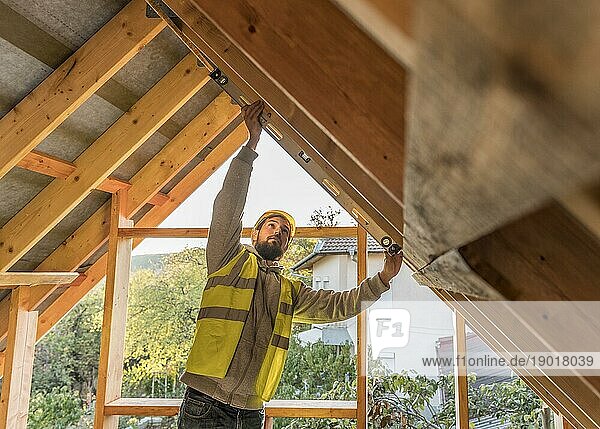 Schreiner Mann arbeitet Dach. Auflösung und hohe Qualität schönes Foto