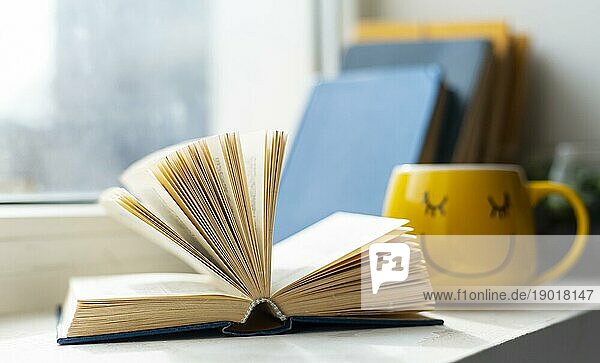 Foto Offenes Buch und Smiley Tasse. Auflösung und hohe Qualität schönes Foto