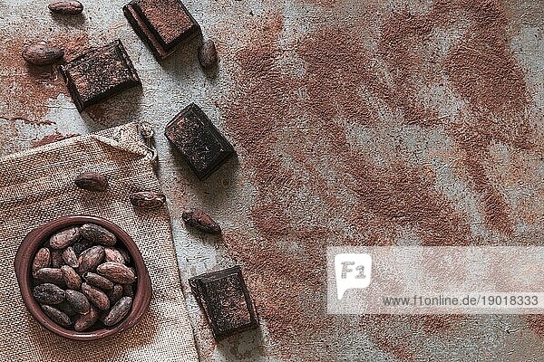 Verstreutes Kakaopulver mit Schokoladenstücken Kakaobohnen Schüssel Schönes Foto