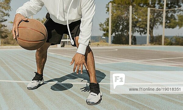 Vorderansicht junger Mann spielt Basketball draußen 2. Auflösung und hohe Qualität schönes Foto