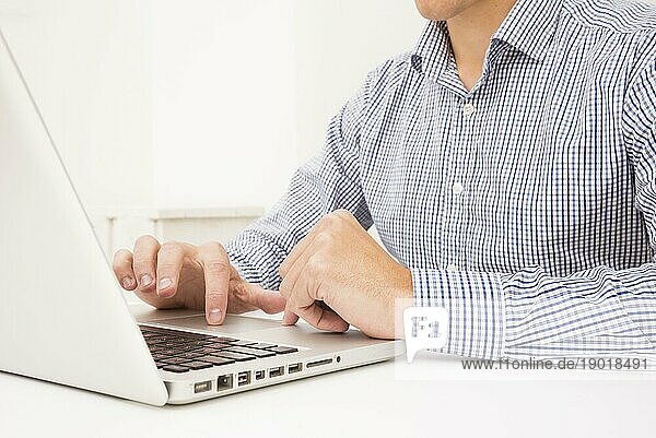 Geschäftsmann s Hand Browsing Laptop weißen Tisch. Schönes Foto