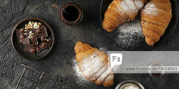 Flat Lay süße Croissants Anordnung. Auflösung und hohe Qualität schönes Foto