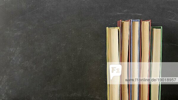Arrangement unterschiedlich großer Bücher mit Kopierraum. Auflösung und hohe Qualität schönes Foto