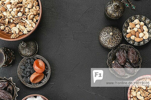 Frische getrocknete Früchte Nüsse Datteln Ramadan schwarzen Hintergrund. Auflösung und hohe Qualität schönes Foto