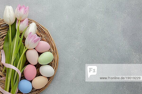 Flat lay mehrfarbigen Tulpen mit Ostereiern Kopie Raum. Auflösung und hohe Qualität schönes Foto