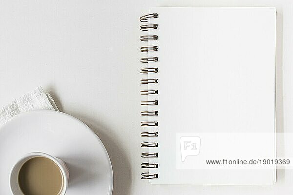 Kaffeetasse leere Spirale Notizblock weißem Hintergrund. Auflösung und hohe Qualität schönes Foto