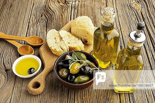 Hohe Winkel Oliven mischen Brot Ölflaschen. Auflösung und hohe Qualität schönes Foto