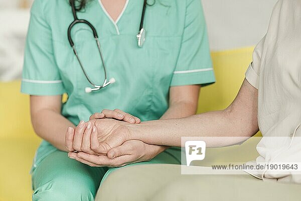 Foto Krankenschwester prüft Puls am Handgelenk einer Patientin. Auflösung und hohe Qualität schönes Foto