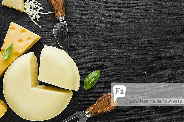 Flat Lay Käsesortiment Utensilien mit Kopierraum. Auflösung und hohe Qualität schönes Foto