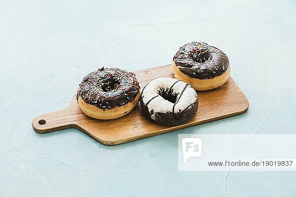 Frische Schokolade Donuts Schneidebrett. Auflösung und hohe Qualität schönes Foto