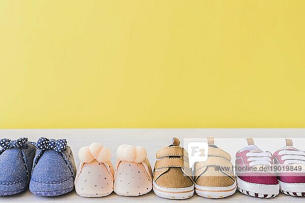 Babykonzept mit verschiedenen Paaren Schuhe. Auflösung und hohe Qualität schönes Foto