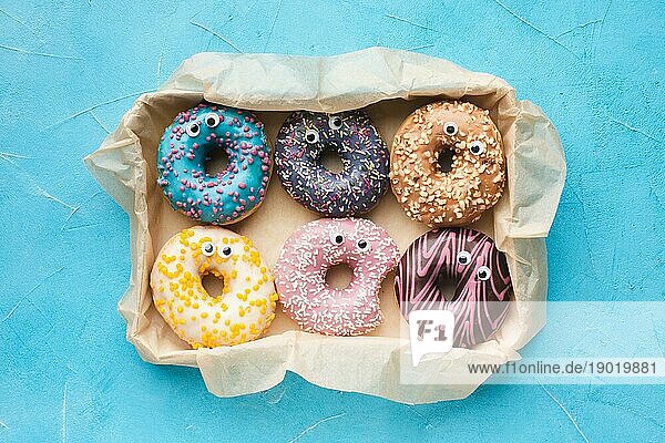 Glasierte Donuts mit Augen in der Draufsicht. Auflösung und hohe Qualität schönes Foto