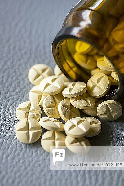 Medikamente  Arznei  Tabletten mit Glasgefäß