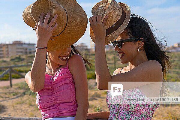 Porträt der weiblichen Freunde in Hut sehr glücklich am Strand Urlaub  Sommer Reise Mädchen Freundschaft Konzept