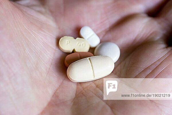 Hand hält verschiedene Tabletten  Medikamente