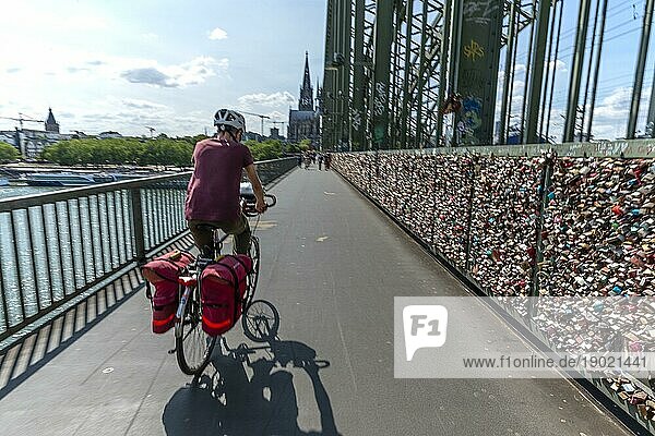 Radfahren aus der Ich-Perspektive auf einem gemeinsamem Fuß- und Radweg über die Hohenzollernbrücke in Köln  Nordrhein-Westfalen  Deutschland  Europa