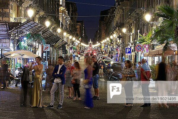 Menschengruppe  verwischt  Langzeitaufnahme  Geschäftsstraße  Laternen  Nachtaufnahme  barocke Altstadt  Catania  Ostküste  Sizilien  Italien  Europa