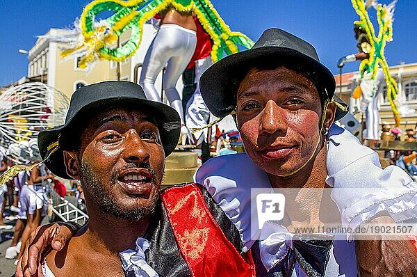 Junge  kostümierte Menschen haben Spaß am Karneval. Mindelo. Cabo Verde. Afrika